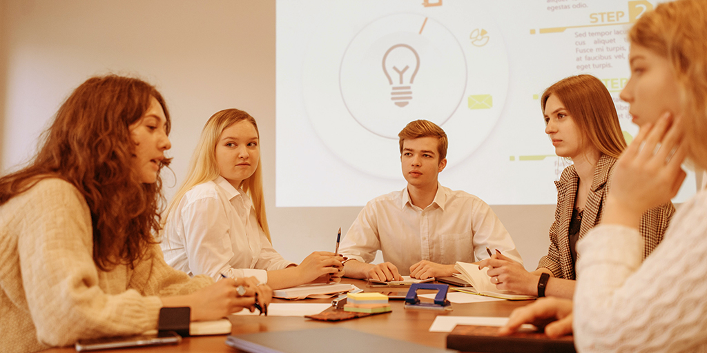 Ondernemers werken samen aan een project